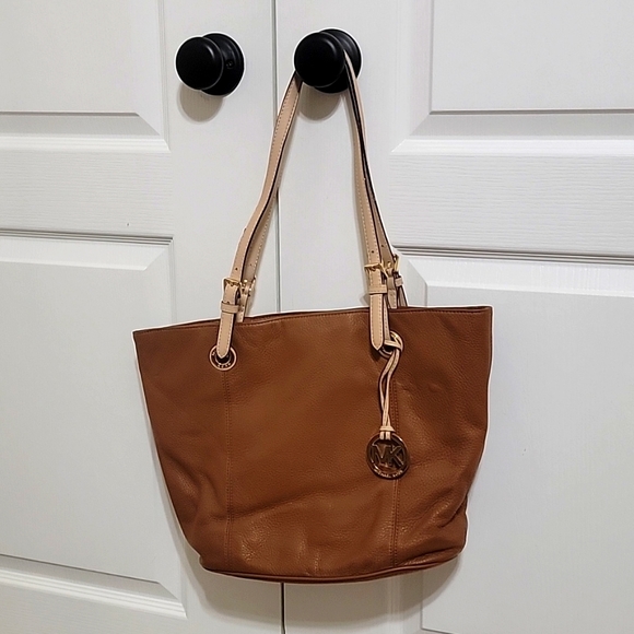 Michael Kors leather purse - Picture 1 of 7